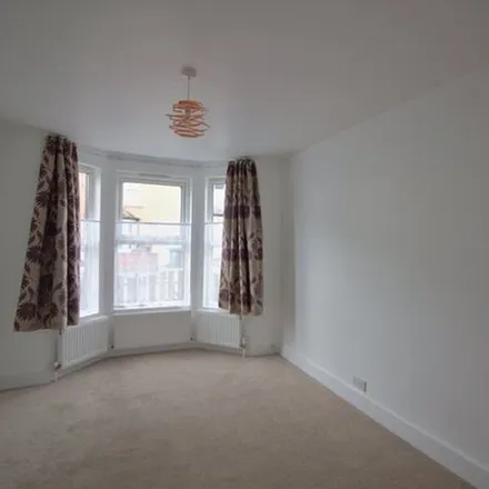 Image 7 - 65 Kings Avenue, Holywell, WD18 7SB, United Kingdom - Apartment for rent