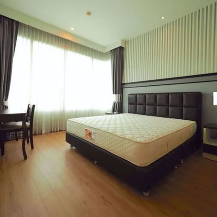Rent this 2 bed apartment on McDonald's in Ratchadaphisek Road, Ratchayothin