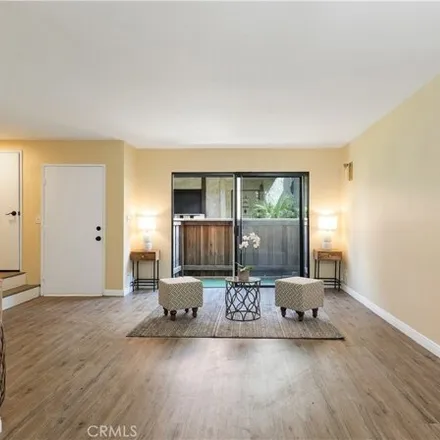 Image 4 - 9537 Sylmar Avenue, Los Angeles, CA 91402, USA - Townhouse for sale