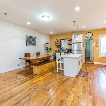 Image 3 - 919 East 221st Street, New York, NY 10469, USA - House for sale