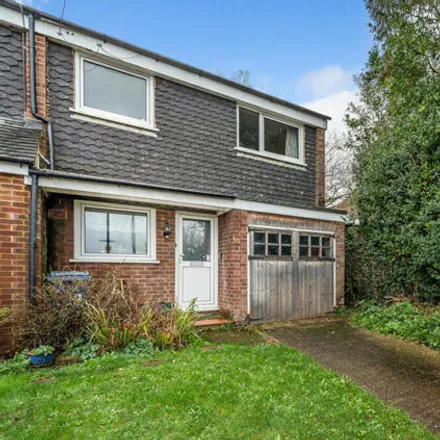 Buy this 3 bed townhouse on Vale Close in Chalfont St Peter, SL9 9SD