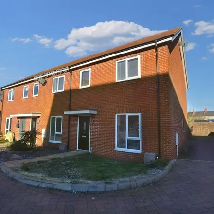 Rent this 3 bed townhouse on Bowling Green Close in Bletchley, MK2 2FG
