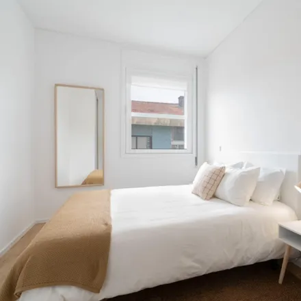 Rent this 2 bed apartment on Poli Mercado in Rua Visconde de Setúbal, 4200-218 Porto