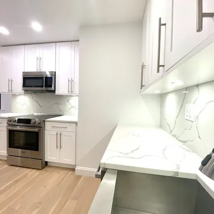 Rent this 3 bed apartment on 225 East 47th Street in New York, NY 10017