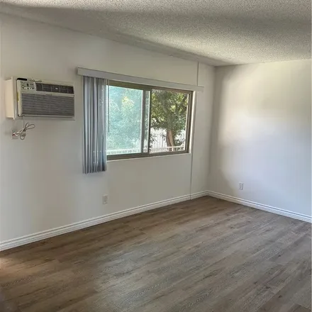 Image 8 - 18310 Gault Street, Los Angeles, CA 91335, USA - Apartment for rent