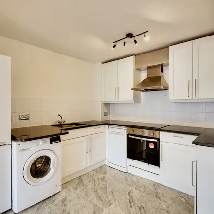 Rent this 3 bed apartment on 237 Chase Side in London, EN2 0RA