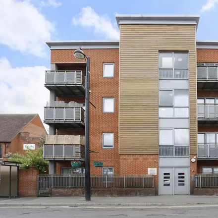 Rent this 2 bed apartment on Ace Dentures in Desborough Road, High Wycombe