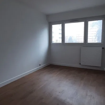 Rent this 4 bed apartment on 18 Rue d'Alsace in 92300 Levallois-Perret, France