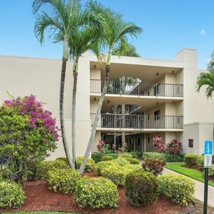 Buy this 2 bed condo on 5301 Las Verdes Circle in County Club Acres, Palm Beach County