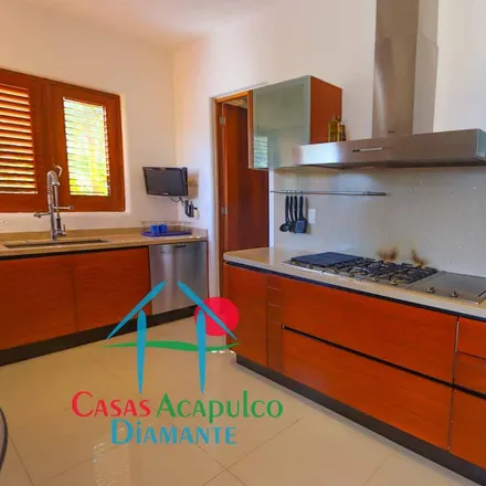 Buy this 4 bed apartment on Calle Pase del Risco in Ampliación Punta Diamante, 39300 Acapulco