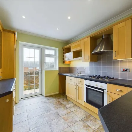 Image 3 - Lamorna Grove, Worthing, BN14 9BJ, United Kingdom - Apartment for rent