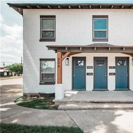 Buy this studio house on 802 And 804 E Nueces St in Victoria, Texas