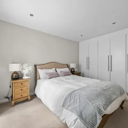 Image 4 - 28 Royal Crescent Mews, London, W11 4TR, United Kingdom - Townhouse for rent