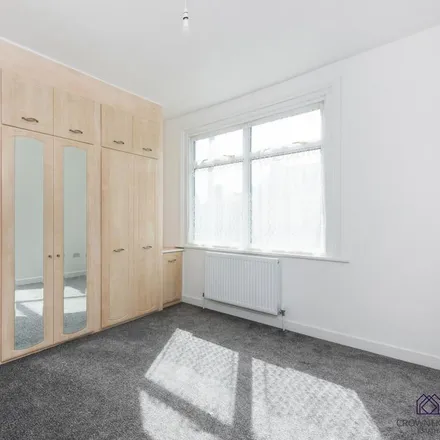 Rent this 4 bed townhouse on 10 Spencer Road in London, N11 1JX
