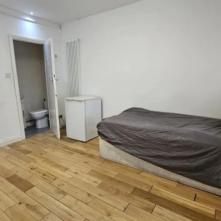 Image 7 - Manor Drive, London, HA9 8EB, United Kingdom - Apartment for rent