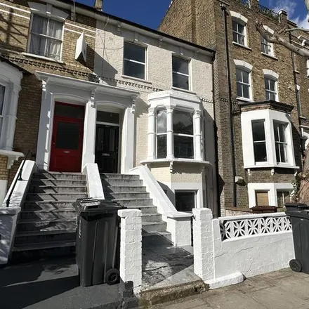 Rent this 4 bed apartment on Farleigh Road in London, N16 7TH