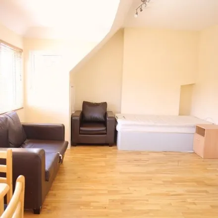 Rent this 2 bed apartment on 46 The Ridgeway in London, NW11 8QS