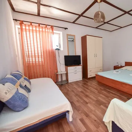 Rent this 3 bed house on 53296 Grad Novalja