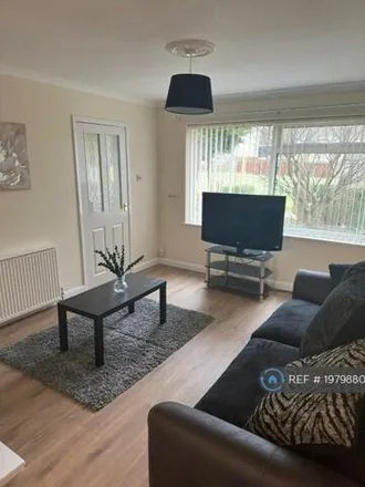 Rent this 3 bed townhouse on Handcross Road in Luton, LU2 8JF