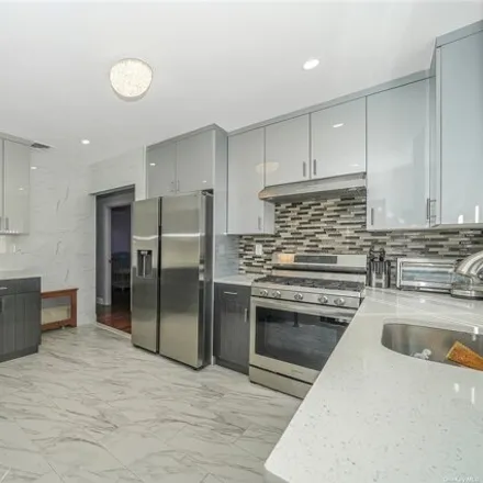 Image 6 - 71-27 172nd Street, New York, NY 11365, USA - House for sale