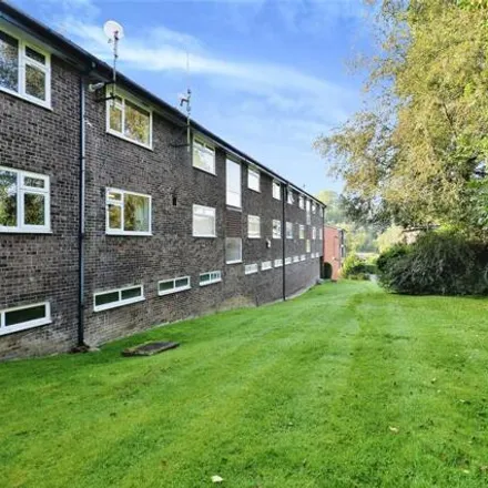 Image 3 - Warren Close, Bramhall, SK7 3LH, United Kingdom - Apartment for sale