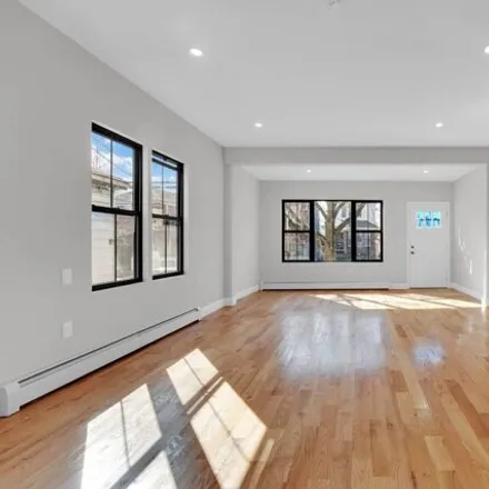 Image 5 - 4422 Monticello Avenue, New York, NY 10466, USA - House for sale