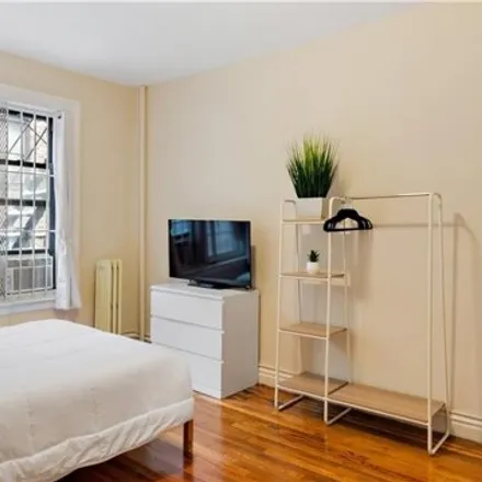 Image 2 - 2156 Cruger Avenue, New York, NY 10462, USA - Apartment for sale