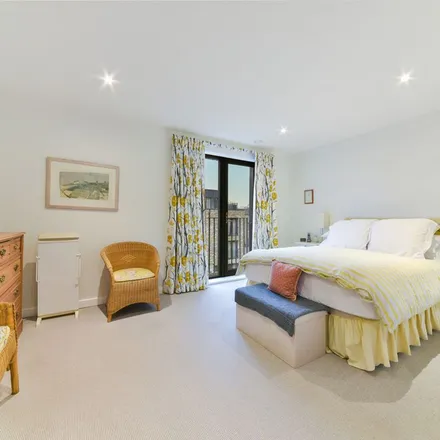 Image 2 - Radley Lodge, 25 Inner Park Road, London, SW19 6DG, United Kingdom - Apartment for rent