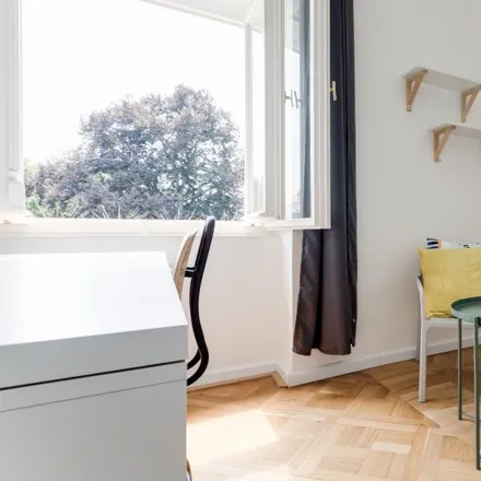 Rent this 3 bed room on Štefánikova 4/59 in 150 00 Prague, Czechia