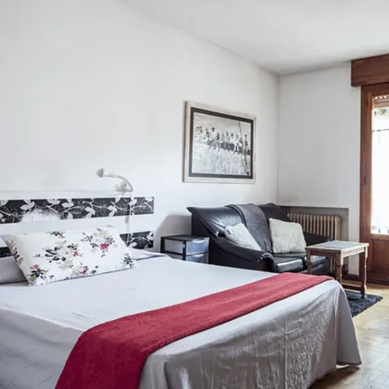 Rent this 6 bed room on Queen's Language School (Alcalá) in Calle de los Escritorios, 3