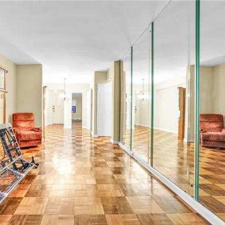 Image 2 - 142-21 26th Avenue, New York, NY 11354, USA - Apartment for sale
