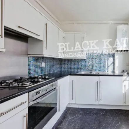 Rent this 3 bed apartment on East Street in London, SE17 1DP