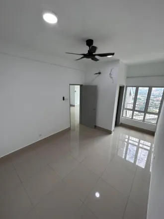 Rent this 3 bed apartment on C1 in Jalan Besi, Razak Mansion