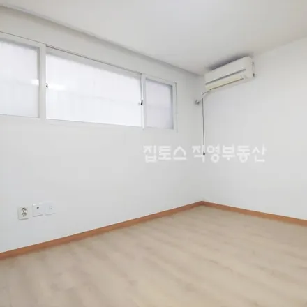 Rent this studio apartment on 서울특별시 강남구 신사동 555-5