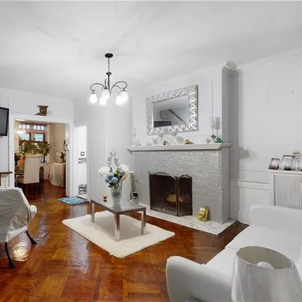 Image 3 - 21 East 18th Street, New York, NY 11226, USA - House for sale