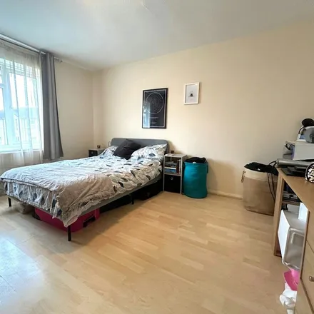 Rent this 1 bed apartment on Stratton Court in Guildford, GU2 9SE