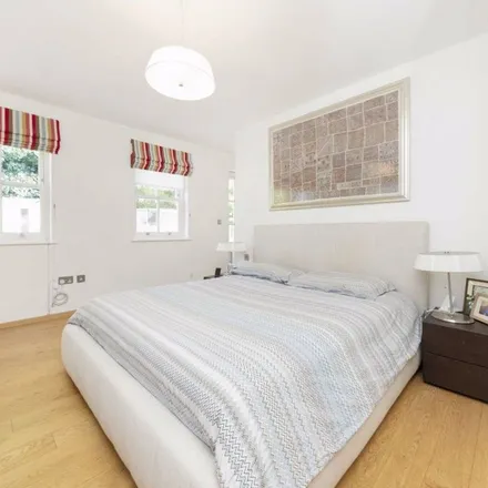 Rent this 3 bed apartment on 7 Rosecroft Avenue in London, NW3 7QN
