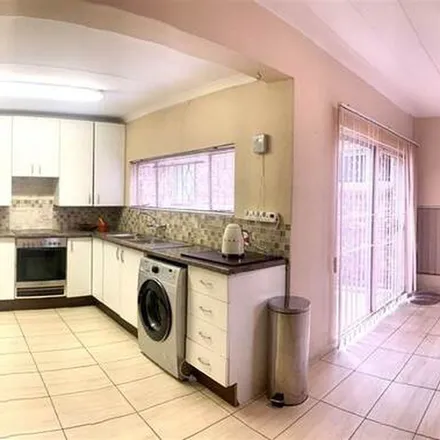 Image 5 - Sumner Avenue, Kibler Park, Gauteng, 2053, South Africa - Apartment for rent