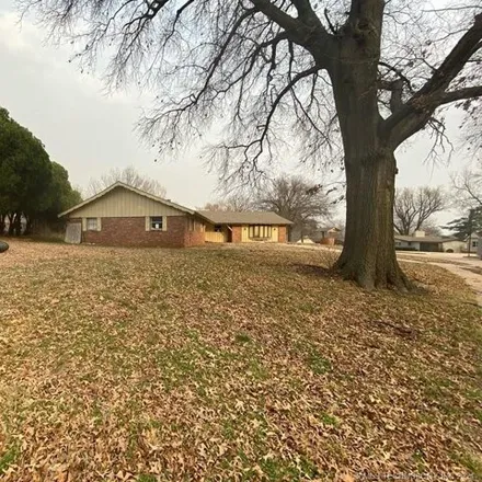 Image 2 - 1663 Dover Drive, Ponca City, OK 74604, USA - House for sale