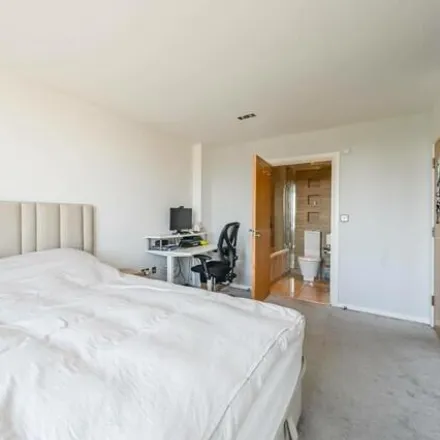 Image 4 - City Tower, 3 Limeharbour, Cubitt Town, London, E14 9LS, United Kingdom - Apartment for sale