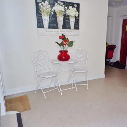 Image 2 - Lougher Gardens, Porthcawl, CF36 3HA, United Kingdom - Apartment for sale