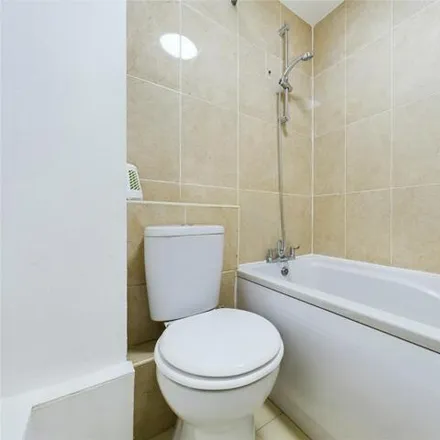 Image 5 - Latimer Drive, London, RM12 6TF, United Kingdom - Apartment for rent