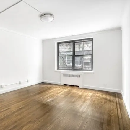 Image 2 - 8 East 48th Street, New York, NY 10017, USA - Condo for rent