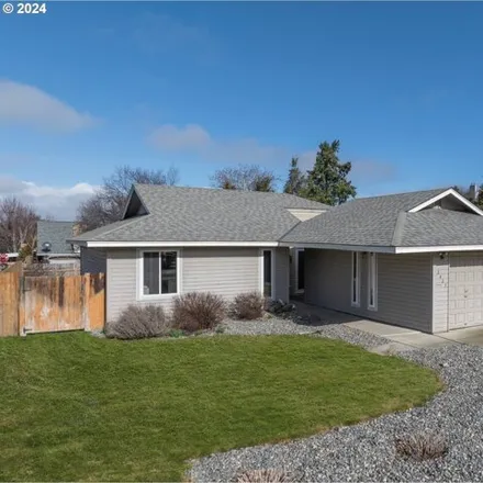 Buy this 3 bed house on 2423 East 17th Street in The Dalles, OR 97058