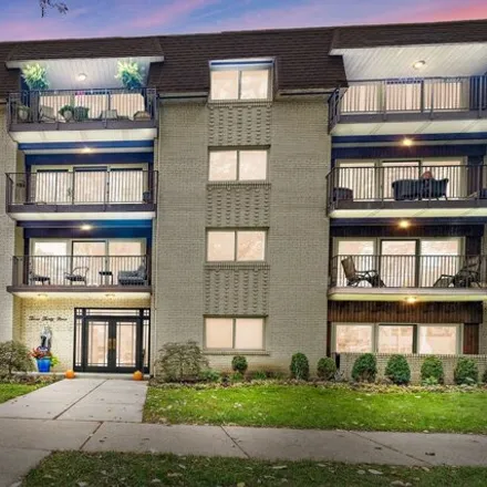 Buy this 3 bed condo on 1010 Washington Boulevard in Oak Park, IL 60302