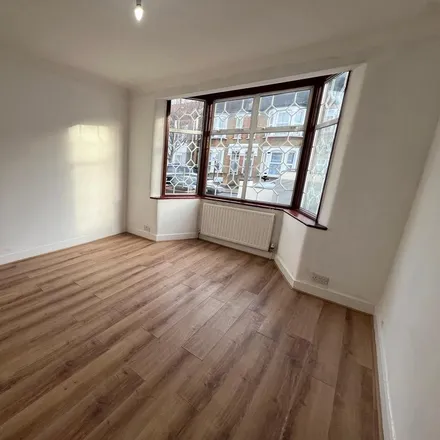 Rent this 4 bed townhouse on 92 Matlock Road in London, E10 6DJ
