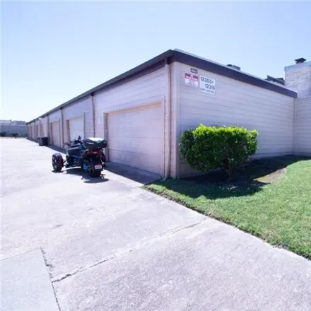Image 2 - 10200 Huntington Place Drive, Houston, TX 77099, USA - House for sale