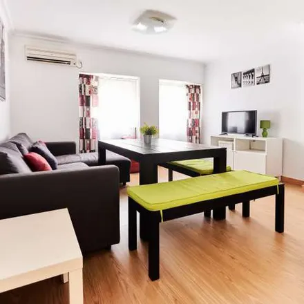 Rent this 3 bed apartment on Universidad de Sevilla - Campus de Reina Mercedes in Calle Mareantes, 41012 Seville