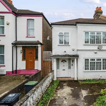 Rent this 3 bed duplex on Wellmeadow Road in London, SE6 1HP
