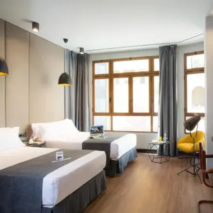 Rent this 1 bed room on Cafeteria Suizo in Carrer de la Barcelonina, 46002 Valencia